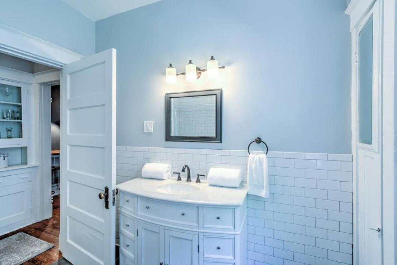 Elegant Colonial With Lovely Details And Character Memphis Ngoại thất bức ảnh